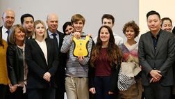 Fondazione Milan porta i defibrillatori nelle scuole