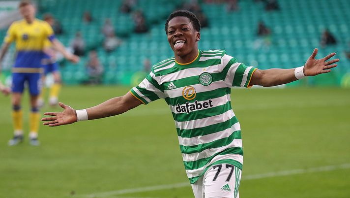 GLASGOW, SCOTLAND - MAY 12: Karamoko Dembele of Celtic celebrates after scoring their side's fourth goal during the Scottish Premiership match between Celtic and St Johnstone on May 12, 2021 in Glasgow, Scotland. Sporting stadiums around the UK remain under strict restrictions due to the Coronavirus Pandemic as Government social distancing laws prohibit fans inside venues resulting in games being played behind closed doors. (Photo by Ian MacNicol/Getty Images) Era il nuovo Messi, ora lo affronterà in Francia: Karamoko Dembelé, l’ultimo dei ragazzi prodigio dimenticati - immagine 1