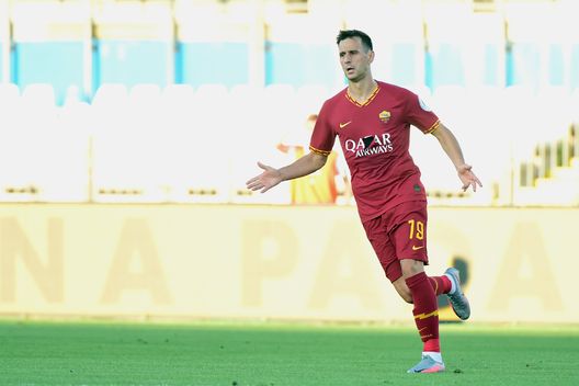  BRESCIA, ITALY - JULY 11: Nikola Kalinic of AS Roma gestures during the Serie A match between Brescia Calcio and AS Roma at Stadio Mario Rigamonti on July 11, 2020 in Brescia, Italy. (Photo by Pier Marco Tacca/Getty Images) 