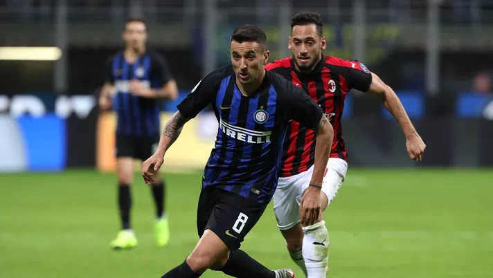 Matias Vecino e Hakan Calhanoglu durante il derby Inter-Milan (credits: GETTY Images)