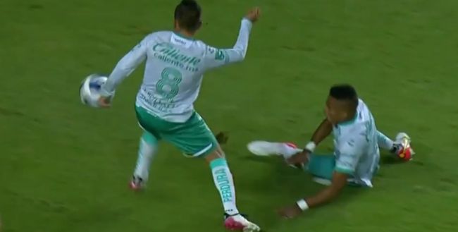 Doria, difensore del Santos Lagua, tocca di mano Doria, difensore del Santos Lagua, tocca di mano