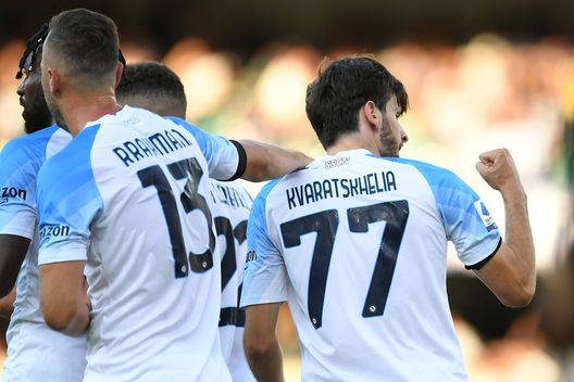 VERONA, ITALY - AUGUST 15: Khvicha Kvaratskhelia of SSC Napoli celebrates after scoring the 1-1 goal during the Serie A match between Hellas Verona and SSC Napoli at Stadio Marcantonio Bentegodi on August 15, 2022 in Verona, Italy. (Photo by Alessandro Sabattini/Getty Images) Fiorentina-Napoli, i convocati di Spalletti: Ndombele c’è, un’assenza in avanti- immagine 2
