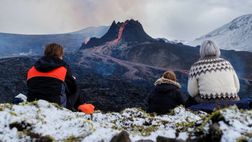 Giocare a palla durante l’eruzione del vulcano: in Islanda si può