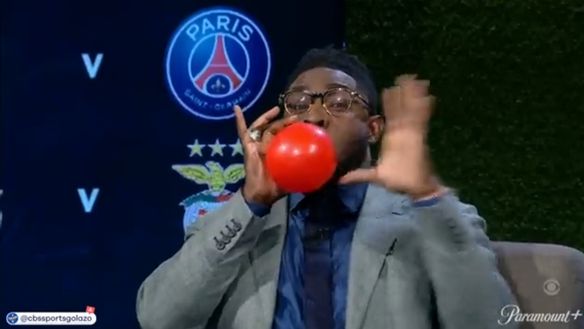 L'imitazione nello studio tv... Nkunku fa volare un palloncino: Carragher e Richards lo imitano in tv…- immagine 2