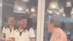 VIDEO Palermo, show a cena: Nardini balla e toglie la maglia, squadra in delirio!