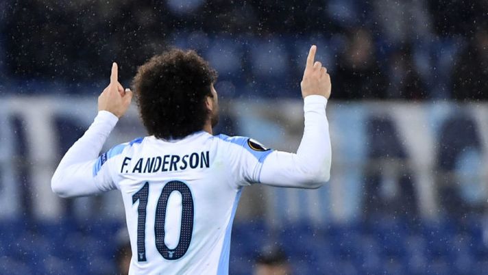 Lazio's midfielder from Brazil Felipe Anderson celebrates after scoring a goal during the UEFA Europa League round of 32 second leg football match between SS Lazio and Steaua Bucharest on February 22, 2018, at the Olympic Stadium in Rome. / AFP PHOTO / TIZIANA FABI (Photo credit should read TIZIANA FABI/AFP/Getty Images) Lazio, sale Felipe Anderson e la scelta su Lulic: cambia la formazione per il derby - immagine 1