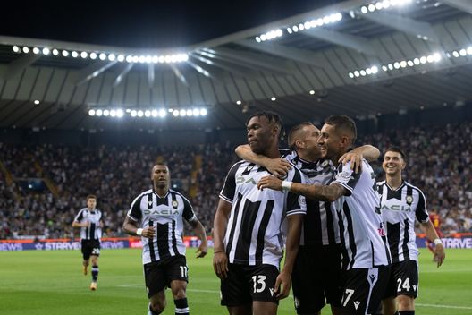 UDINE, ITALY - SEPTEMBER 04: Destiny Udogie of Udinese Calcio celebrates after scoring his team's first goal during the Serie A match between Udinese Calcio and AS Roma at Dacia Arena on September 04, 2022 in Udine, Italy. (Photo by Emmanuele Ciancaglini/Getty Images) Tosolini (UdineseBlog): “L’Udinese segna molti gol dopo il 70′, merito di Sottil”- immagine 2