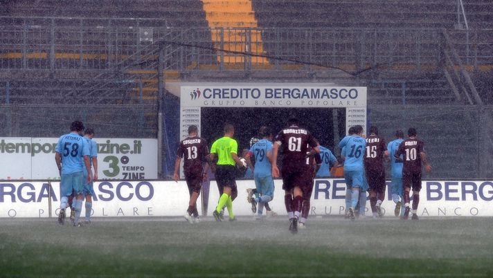 BERGAMO, ITALY - APRIL 30: Albinoleffe and Reggina players walk off the pitch after the match was stopped due to heavy rain during the Serie B match between UC AlbinoLeffe and Reggina Calcio at Stadio Atleti Azzurri d'Italia on April 30, 2011 in Bergamo, Italy. (Photo by Dino Panato/Getty Images) Il derby dello stadio: l’Albinoleffe “Non abbiamo rapporti e ci hanno esclusi da Bergamo” - immagine 1