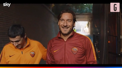 VIDEO, Speravo de morì prima: Francesco Totti rileva Castellitto per il gran finale all’Olimpico della Serie su Sky