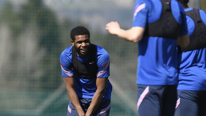 KRANJ, SLOVENIA - MARCH 30: Japhet Tanganga of England smiles during an England Under-21 Training Session at NNC Brdo on March 30, 2021 in Kranj, Slovenia. (Photo by Jurij Kodrun/Getty Images) Gds – Milan su Tanganga? Derby in vista: l’Inter pensa ad inserirsi - immagine 1
