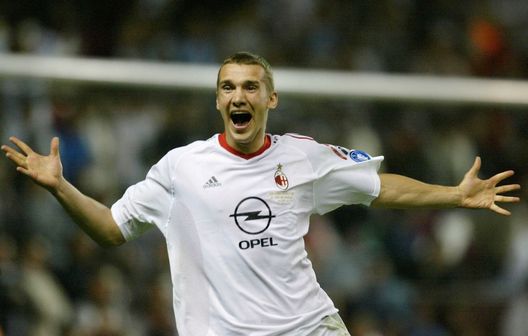 Shevchenko festeggia dopo il rigore decisivo ad Old Trafford contro la Juventus nella finale di Champions League