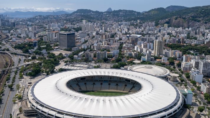 RIO DE JANEIRO, BRAZIL - MARCH 12: Aerial view of the Maracanã stadium a day ahead of the reopening on March 12, 2022 in Rio de Janeiro, Brazil. After three months of remaining closed for renovations, the Maracana reopens with a new lawn made of a hybrid system that combines natural grass with synthetic fibers. (Photo by Buda Mendes/Getty Images) Brasile, allo stadio Maracanã si rivede la vecchia rete: il cosiddetto “Véu de noiva” - immagine 1