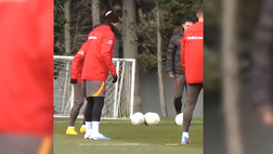 VIDEO Galatasaray: Torreira gli fa male, Icardi reagisce così. Mertens se la ride