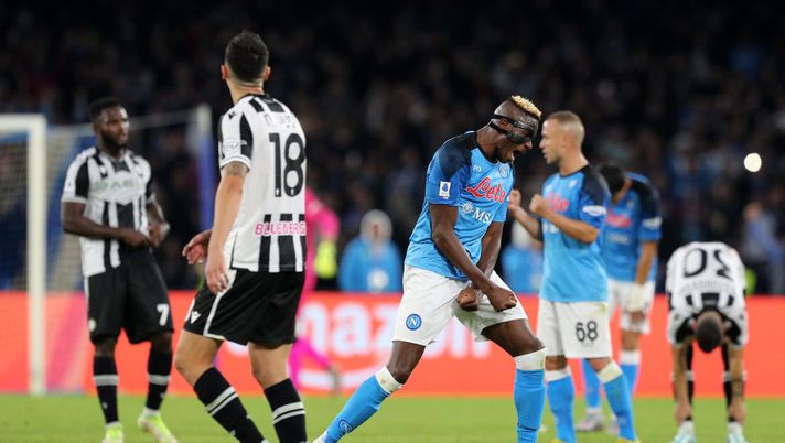 NAPLES, ITALY - NOVEMBER 12: Victor Osimhen of SSC Napoli celebrates the victory at the final whistle of the Serie A match between SSC Napoli and Udinese Calcio at Stadio Diego Armando Maradona on November 12, 2022 in Naples, Italy. (Photo by Francesco Pecoraro/Getty Images) IL NAPOLI VOLA