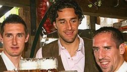 FOTO – Toni ricorda Monaco col suo amico Ribery. I due brindano insieme con un bel boccale di birra