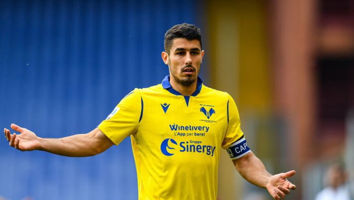 GENOA, ITALY - APRIL 17: Davide Faraoni of Hellas Verona looks on during the Serie A match between UC Sampdoria and Hellas Verona Fc at Stadio Luigi Ferraris on April 17, 2021 in Genoa, Italy. (Photo by Getty Images) Verona, Miguel Veloso si candida per il Milan. Le ultime sul rientro di Faraoni - immagine 1