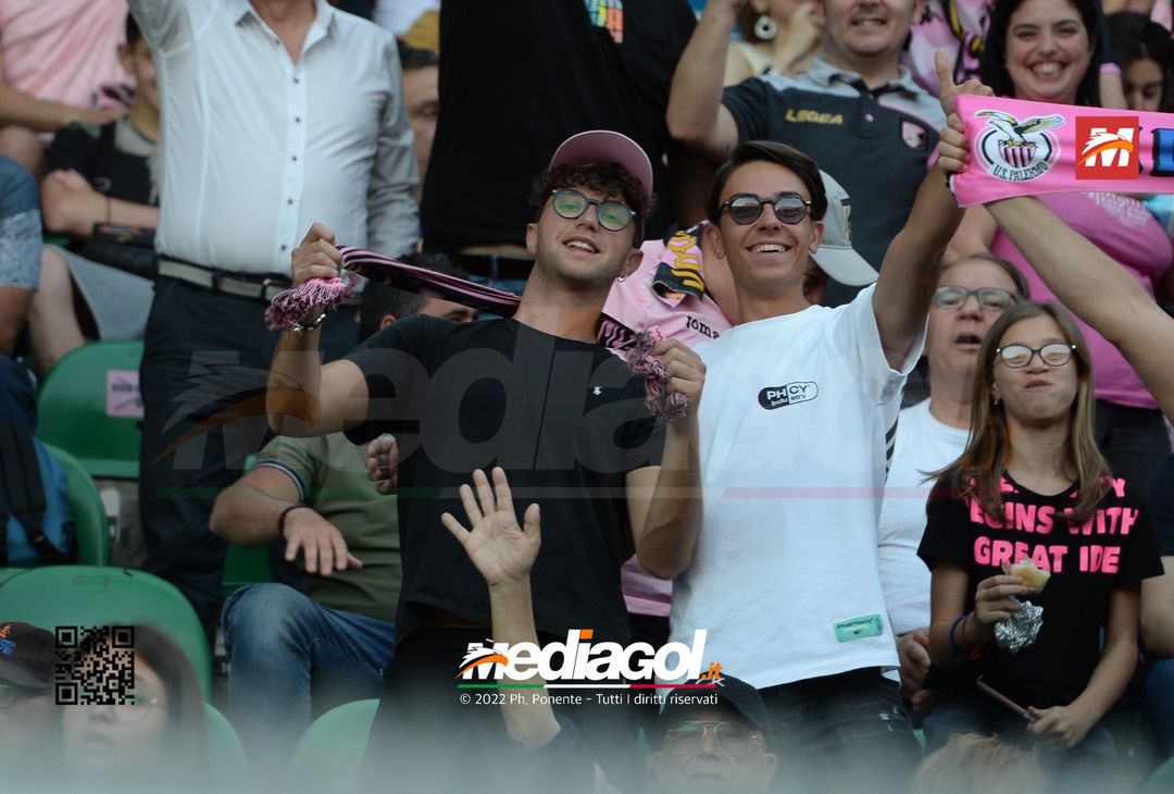 Fototifo, i tifosi allo stadio per Palermo-Feralpisaló 1-0 (gallery) - immagine 108