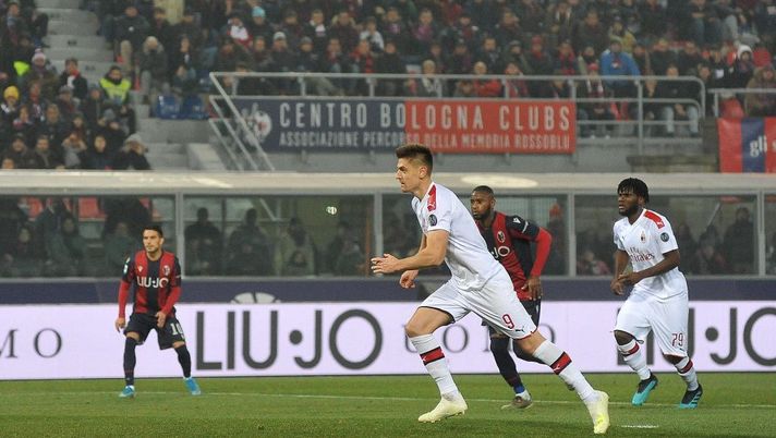 BOLOGNA, ITALY - DECEMBER 08: Krzystof Piatek of AC Milan celebrates after scoring the opening goal from the penalty spot during the Serie A match between Bologna FC and AC Milan at Stadio Renato Dall'Ara on December 08, 2019 in Bologna, Italy. (Photo by Mario Carlini / Iguana Press/Getty Images) BOLOGNA, ITALY - DECEMBER 08: Krzystof Piatek of AC Milan celebrates after scoring the opening goal from the penalty spot during the Serie A match between Bologna FC and AC Milan at Stadio Renato Dall'Ara on December 08, 2019 in Bologna, Italy. (Photo by Mario Carlini / Iguana Press/Getty Images)