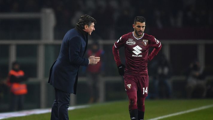 TURIN, ITALY - DECEMBER 26:  Torino FC head coach Walter Mazzari issues instructions to Iago Falque during the Serie A match between Torino FC and Empoli at Stadio Olimpico di Torino on December 26, 2018 in Turin, Italy.  (Photo by Valerio Pennicino/Getty Images)