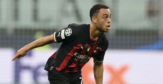 Sergiño Dest (difensore AC Milan) qui durante Milan-Dinamo Zagabria 3-1 (Champions League 2022-2023) | News (Getty Images) Sergiño Dest AC Milan Milan-Dinamo Zagabria 3-1 Champions League 2022-2023