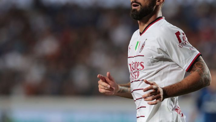 BERGAMO, ITALY - AUGUST 21: Olivier Giroud of AC Milan looks on during the Serie A match between Atalanta BC and AC Milan at Gewiss Stadium on August 21, 2022 in Bergamo, Italy. (Photo by Emilio Andreoli/Getty Images) Milan, prove di formazione con Brahim Diaz: un dubbio in difesa e la novità Pobega - immagine 1