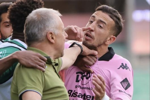 Le mani sul collo di Braglia sul capitano del Palermo Accardi Le mani sul collo di Braglia sul capitano del Palermo Accardi