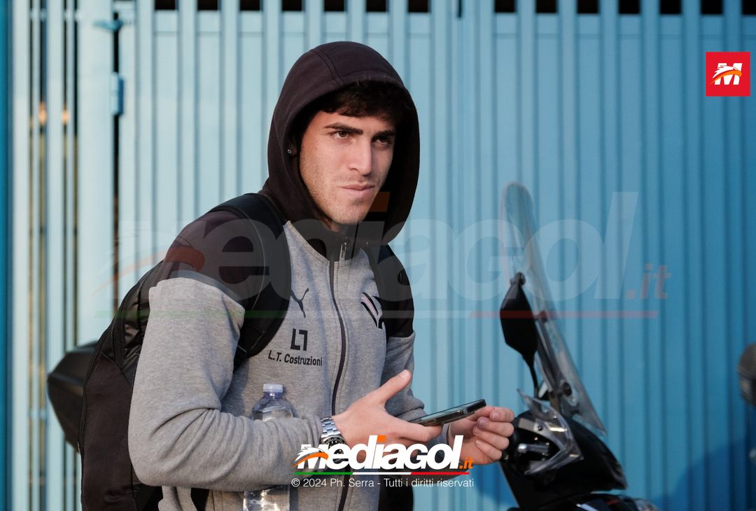 FOTO PALERMO: I giocatori del Palermo scattano selfie con i tifosi (GALLERY) - immagine 15