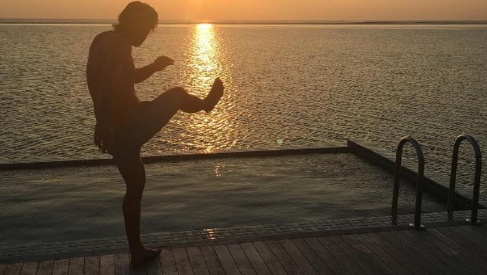 Andrea Pirlo, impegnato in una 'particolre' punizione, foto Instagram Andrea Pirlo