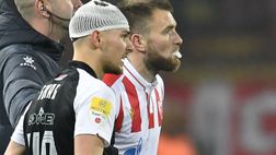 Fumogeni in campo, derby di Belgrado sospeso alcuni minuti: risse, bende e garze