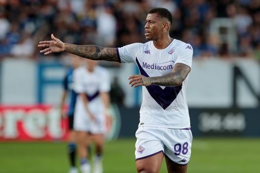 BERGAMO, ITALY - OCTOBER 02: Igor of Fiorentina reacts during the Serie A match between Atalanta BC and ACF Fiorentina at Gewiss Stadium on October 02, 2022 in Bergamo, Italy. (Photo by Emilio Andreoli/Getty Images) Attenta Fiorentina, una big italiana vuole Igor: si intensificano i contatti- immagine 2
