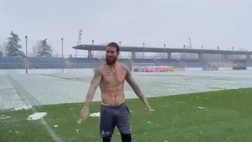 VIDEO Real Madrid, Sergio Ramos accantona il rinnovo e ‘imita’ Ibra: il capitano Blancos a petto nudo sotto la neve!