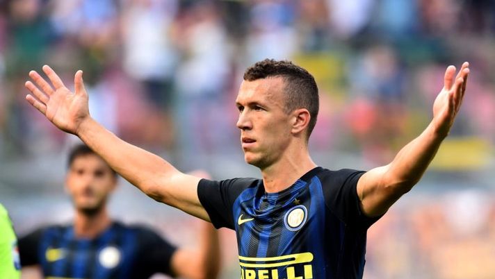 Inter Milan's Croatioan forward Ivan Perisic celebrates after scoring a goal during the Italian Serie A football match Inter Milan vs Bologna at the San Siro stadium in Milan on September 25, 2016. / AFP / GIUSEPPE CACACE (Photo credit should read GIUSEPPE CACACE/AFP/Getty Images) Inter, Perisic e i cambi di modulo: “Voglio giocare davanti, così rendiamo meglio” - immagine 1