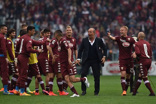  TURIN, ITALY - APRIL 26: Torino FC head coach Giampiero Ventura (C) with his players celebrates the victory at the end of the Serie A match between Torino FC and Juventus FC at Stadio Olimpico di Torino on April 26, 2015 in Turin, Italy. (Photo by Valerio Pennicino/Getty Images) 