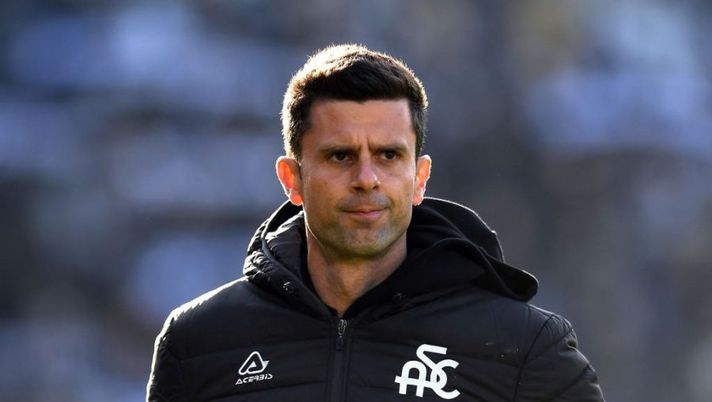 LA SPEZIA, ITALY - JANUARY 23: Thiago Motta head coach of Spezia Calcio looks on during the Serie A match between Spezia Calcio and UC Sampdoria at Stadio Alberto Picco on January 23, 2022 in La Spezia, Italy. (Photo by Alessandro Sabattini/Getty Images) Thiago Motta: “Verde in gol dopo la tensione? Noi contenti di averlo, su Agudelo…” - immagine 1