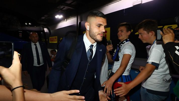 Mauro Icardi preso di mira per una frase a Wanda: i fan lo sfottono, lei sta al gioco 