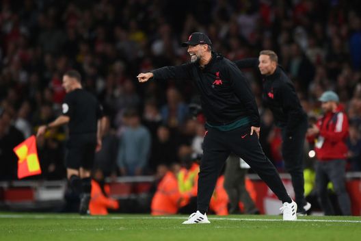 LONDON, ENGLAND - OCTOBER 09: Juergen Klopp, Manager of Liverpool reacts during the Premier League match between Arsenal FC and Liverpool FC at Emirates Stadium on October 09, 2022 in London, England. (Photo by Shaun Botterill/Getty Images) Klopp non ha assorbito la sconfitta con l’Arsenal: “Cosa ci è mancato a Londra? Un arbitraggio corretto”- immagine 2