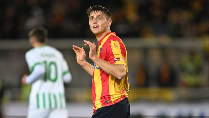 LECCE, ITALY - FEBRUARY 25: Lorenzo Colombo of US Lecce during the Serie A match between US Lecce and US Sassuolo at Stadio Via del Mare on February 25, 2023 in Lecce, Italy. (Photo by Francesco Pecoraro/Getty Images) Lecce, da Maleh e Colombo a Strefezza e Baschirotto: dubbi e certezze di formazione - immagine 1
