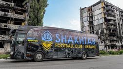 Il nuovo pullman anti-bombe dello Shakhtar Donetsk: foto impressionanti dalla guerra