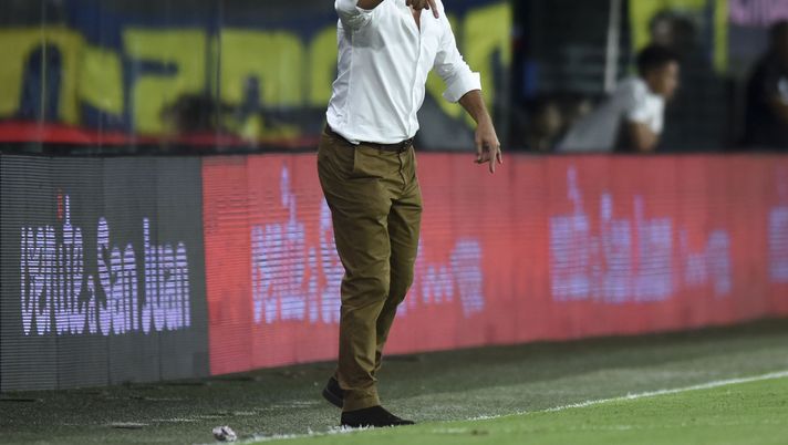 BUENOS AIRES, ARGENTINA - JANUARY 26: Lucas Pusineri coach of Independiente gives instructions to his players during a match between Boca Juniors and Independiente as part of Superliga 2019/20 at Alberto J. Armando Stadium on January 26, 2020 in Buenos Aires, Argentina. (Photo by Marcelo Endelli/Getty Images) BUENOS AIRES, ARGENTINA - JANUARY 26: Lucas Pusineri coach of Independiente gives instructions to his players during a match between Boca Juniors and Independiente as part of Superliga 2019/20 at Alberto J. Armando Stadium on January 26, 2020 in Buenos Aires, Argentina. (Photo by Marcelo Endelli/Getty Images)
