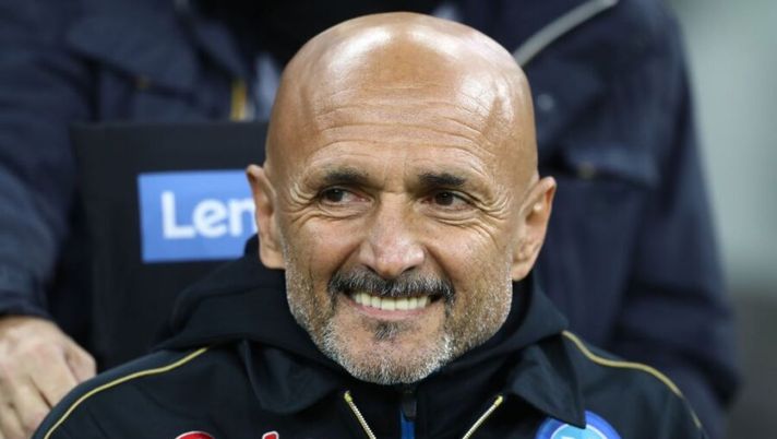 MILAN, ITALY - NOVEMBER 21: SSC Napoli coach Luciano Spalletti looks on before the Serie A match between FC Internazionale and SSC Napoli at Stadio Giuseppe Meazza on November 21, 2021 in Milan, Italy. (Photo by Marco Luzzani/Getty Images) Napoli, Spalletti negativo al Covid-19: ecco l’annuncio del club - immagine 1