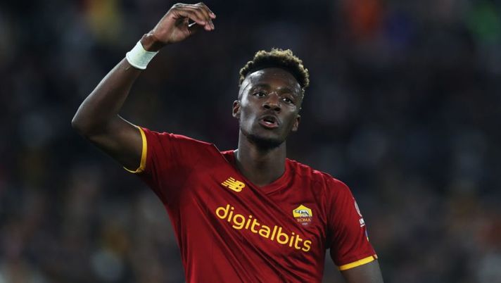 ROME, ITALY - MARCH 05: Tammy Abraham of Roma celebrates scoring his sides first goal during the Serie A match between AS Roma and Atalanta BC at Stadio Olimpico on March 05, 2022 in Rome, Italy. (Photo by Paolo Bruno/Getty Images)  Tutti i rigoristi aggiornati e i vice: da Piatek e Vlahovic fino ad Abraham e il Genoa - immagine 1