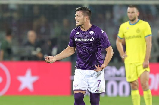 FLORENCE, ITALY - OCTOBER 22: Luka Jovic of ACF Fiorentina celebrates after scoring the third goal of his team during the Serie A match between ACF Fiorentina and FC Internazionale at Stadio Artemio Franchi on October 22, 2022 in Florence, Italy. (Photo by Gabriele Maltinti/Getty Images) La Fiorentina si fa male da sola: si attendono spiegazioni, probabilmente invano- immagine 2