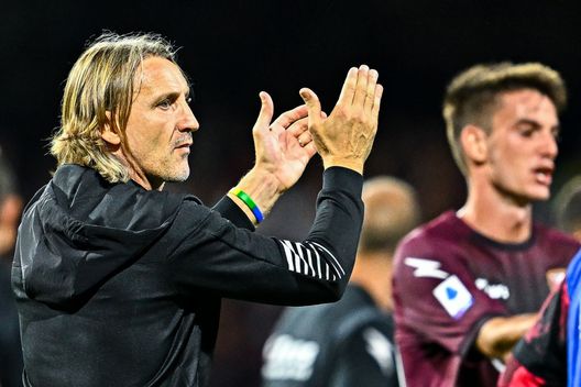 SALERNO, ITALY - AUGUST 28: Davide Nicola head coach of Salernitana (L) greets the crowd after the Serie A match between Salernitana and UC Sampdoria at Stadio Arechi on August 28, 2022 in Salerno, Italy. (Photo by Simone Arveda/Getty Images) Salernitana, Nicola: “Felice per i ragazzi, questa è una squadra umile ma consapevole dei propri mezzi”- immagine 2