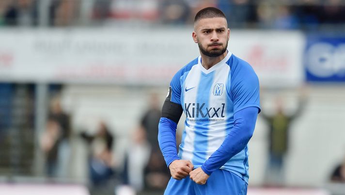 MEPPEN, GERMANY - NOVEMBER 03: Deniz Undav of Meppen celebrate their teams first goal during the 3. Liga match between SV Meppen and Bayern Muenchen II at Haensch-Arena on November 3, 2019 in Meppen, Germany. (Photo by Michael Titgemeyer/Getty Images for DFB) Giocava e lavorava in fabbrica: adesso Deniz Undav domina il campionato belga - immagine 1