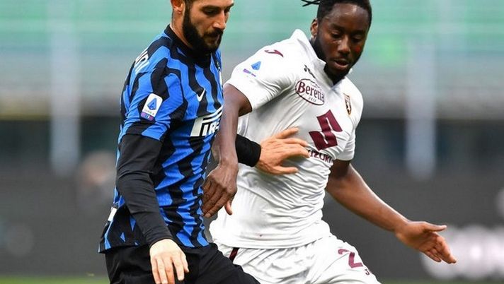 MILAN, ITALY - NOVEMBER 22: Roberto Gagliardini of Inter Milan looks to break past Soualiho Meïté of Torino during the Serie A match between FC Internazionale and Torino FC at Stadio Giuseppe Meazza on November 22, 2020 in Milan, Italy. Sporting stadiums around Italy remain under strict restrictions due to the Coronavirus Pandemic as Government social distancing laws prohibit fans inside venues resulting in games being played behind closed doors. (Photo by Valerio Pennicino/Getty Images) MILAN, ITALY - NOVEMBER 22: Roberto Gagliardini of Inter Milan looks to break past Soualiho Meïté of Torino during the Serie A match between FC Internazionale and Torino FC at Stadio Giuseppe Meazza on November 22, 2020 in Milan, Italy. Sporting stadiums around Italy remain under strict restrictions due to the Coronavirus Pandemic as Government social distancing laws prohibit fans inside venues resulting in games being played behind closed doors. (Photo by Valerio Pennicino/Getty Images)