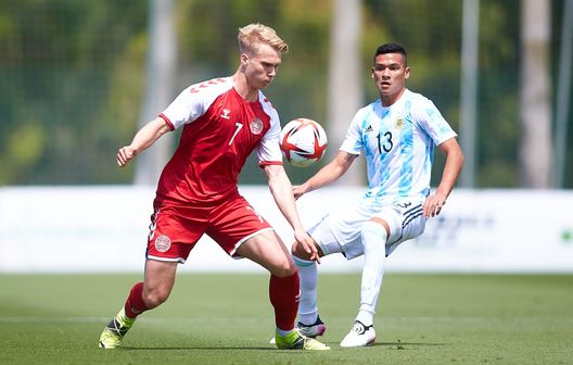  MARBELLA, SPAIN - JUNE 08: Magnus Warming of Denmark U21 competes for the ball with Marcelo Herrera of Argentina U23 during a Friendly International Match between Denmark and Argentina on June 08, 2021 in Marbella, Spain. (Photo by Fran Santiago/Getty Images) 