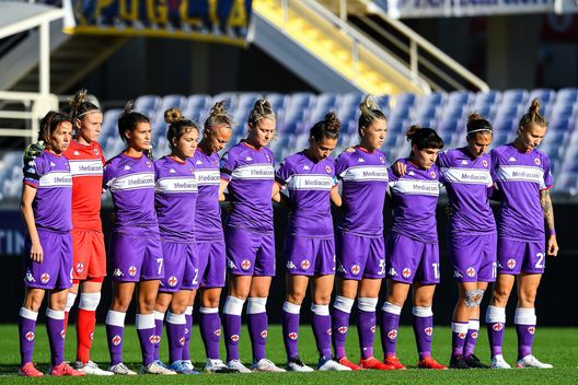 FLORENCE, ITALY - NOVEMBER 6: Players of Fiorentina pay honour to the memory of Vittoria Campo player of Palermo before the Women's Serie A match between ACF Fiorentina and FC Internazionale at Stadio Artemio Franchi on November 6, 2021 in Florence, Italy. (Photo by Getty Images) Fiorentina Femminile