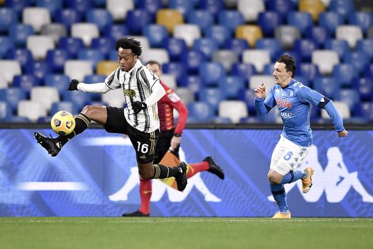 Juan Cuadrado e Mario Rui (Photo by Daniele Badolato - Juventus FC via Getty Images) Juan Cuadrado e Mario Rui (Photo by Daniele Badolato - Juventus FC via Getty Images)