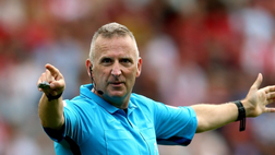 L’arbitro Moss si ritira: a fine partita regalo tutto da ridere da Schmeichel e Vardy
