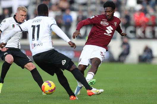 LA SPEZIA, ITALY - NOVEMBER 06: Emmanuel Gyasi of Spezia Calcio battles for the ball with Temitayo Ania of Torino FC during the Serie A match between Spezia Calcio v Torino FC at Stadio Alberto Picco on November 6, 2021 in La Spezia, Italy. (Photo by Gabriele Maltinti/Getty Images)